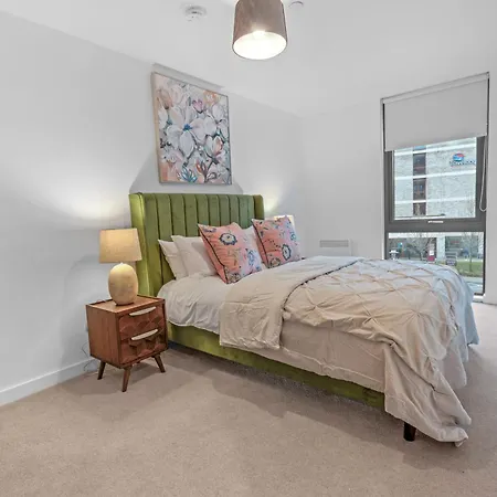 21 Two Bedroom- With Secure Parking And Free Onsite Gym * 요크