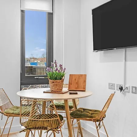 21 Two Bedroom- With Secure Parking And Free Onsite Gym 요크