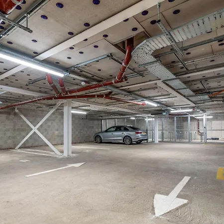 21 Two Bedroom- With Secure Parking And Free Onsite Gym 요크