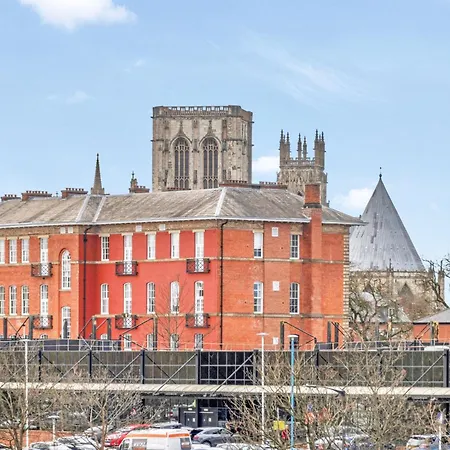 21 Two Bedroom- With Secure Parking And Free Onsite Gym 요크