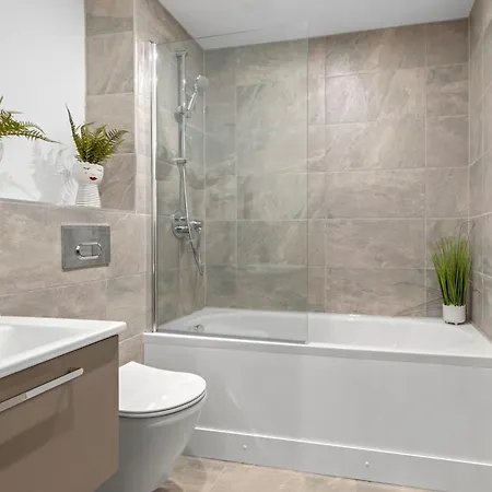 21 Two Bedroom- With Secure Parking And Free Onsite Gym Appartement *