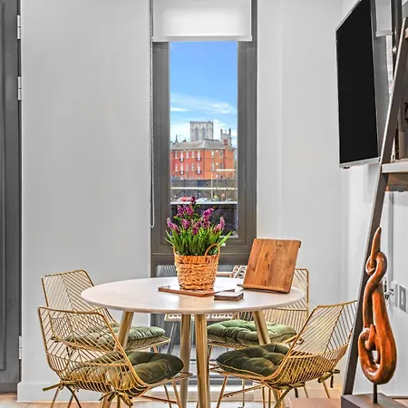 21 Two Bedroom- With Secure Parking And Free Onsite Gym 约克