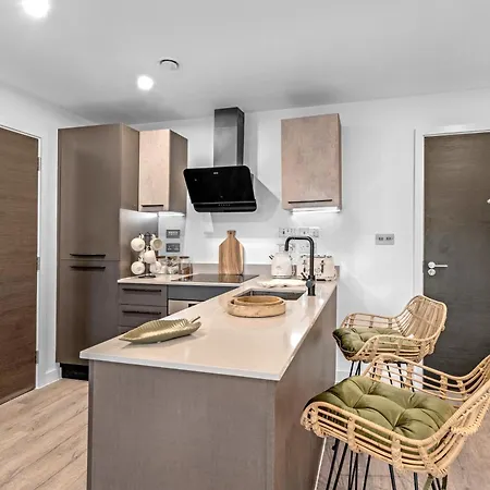 21 Two Bedroom- With Secure Parking And Free Onsite Gym